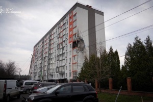 На Київщині через атаку РФ пошкоджені багатоповерхівки й ветклініка, є загиблий і поранений