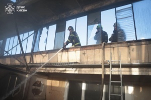 У Києві ліквідували пожежу, що виникла внаслідок ранкової атаки РФ
