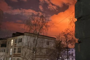 Drohnen attackieren russische Regionen Leningrad und Nischni Nowgorod: Raffinerie in Brand, Ölpipeline beschädigt