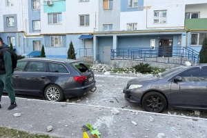 У Харкові дрон влучив у багатоповерхівку, є поранені