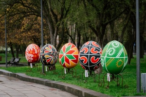 У Рівному встановили 49 писанок, розмальованих за мотивами Марії Примаченко