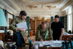 «Гарячі» напрямки фронту та дипстрайки: Зеленський заслухав доповідь Сирського і Гнатова