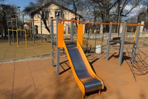 У Чернівцях завершують облаштування двох безбар'єрних дитмайданчиків