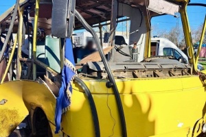 Влучання дрона в маршрутку у Нікополі: троє загиблих, кількість поранених зросла до 16