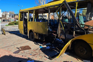 ロシア軍、ウクライナ南部ニコポリのバスを攻撃　３名死亡、１６名負傷