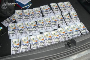 У Львові затримали колишнього доцента, який за $10 тисяч обіцяв переправити за кордон і «роботу» в Інтерполі