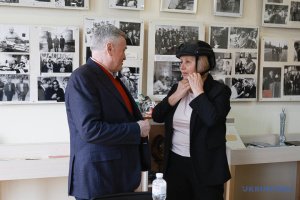 Голова Держкомтелерадіо передав одеським журналістам комплекти з бронежилетів і шоломів