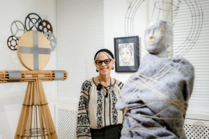 «Інше життя»: у Києві відкривається виставка американсько-української художниці Олі Рондяк