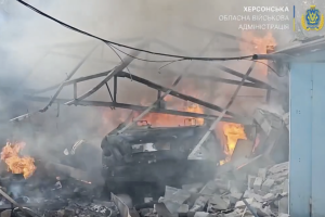 Загарбники обстріляли з артилерії приватний сектор у Херсоні, виникла пожежа