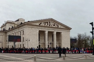У Маріуполі на місці загибелі сотень людей окупанти влаштували пропагандистську акцію