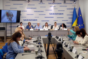 Презентація брошки «Хустка перемоги: Триєдність»