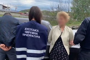 За $1000 здала «в оренду» своїх дітей для жебракування: на Закарпатті арештували жінку