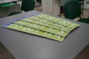 В Україні запровадили нові дипломатичні номерні знаки