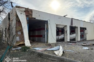 На Донеччині через російський обстріл пошкоджена пожежна частина