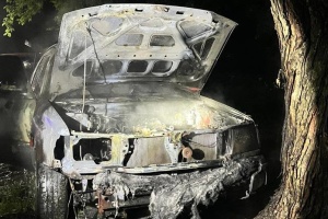 На Сумщині до семи років тюрми засудили чоловіка, який підпалив автівки військових