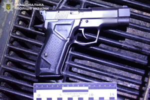 У Києві чоловік влаштував стрілянину та поранив жінку