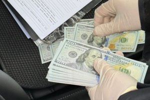 На Вінниччині адвоката підозрюють у вимаганні $7 тисяч хабаря у клієнта-військового