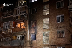 Загарбники вдарили дроном по багатоповерхівці у Сумах, є постраждалі