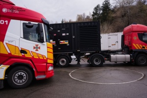 Волонтери передали підрозділам ДСНС сім генераторів та дві вантажівки
