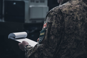 Делегації командування НАТО показали, як готують українських техніків на танках Leopard