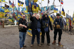 ジョンソン英元首相、ウクライナ南部前線でウクライナ部隊の陣地を視察