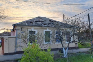 В Одесі комунальники ліквідують наслідки нічного обстрілу