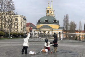 Esculturas de los pequeños fundadores de Kyiv vestidas para Pascua