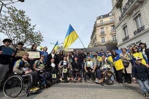 Marathon de Paris : une équipe ukrainienne composée de vétérans de guerre et de civils participe en fauteuils roulants en bois