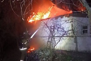 Загарбники з вечора обстріляли два райони Дніпропетровщини, горіли будинки