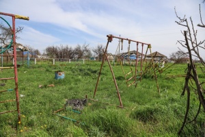 Russian forces strike 13 settlements in Kherson region over past day, leaving two injured 