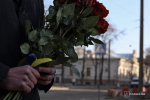 Роковини трагедії: у Сумах вшановують памʼять 35 загиблих від удару РФ на Вербну неділю
