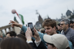 Молодь тисячами поверталася в Угорщину для голосування проти Орбана - глава громади