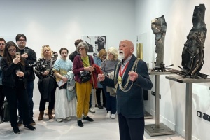 Скульптури з уламків снарядів: у Лондоні відкрилася виставка Voices From Ukraine