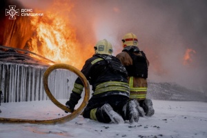 У Сумах рятувальники кілька разів потрапили під повторні удари ворога у промисловій зоні