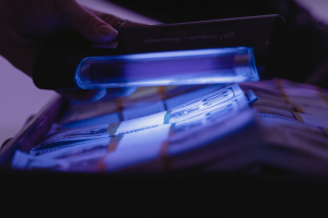 БЕБ завершило розслідування у справі про ліквідацію каналу збуту фальшивих доларів