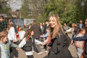 Учасниця Євробачення Leléka завітала до української школи «Джерело» в Амстердамі