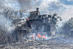 У селі на Львівщині через займання сухостою згоріли чотири будинки, є загиблий