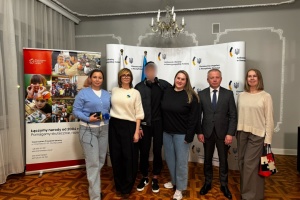 У Варшаві з мамою зустрівся 16-річний українець, якого повернули з окупації