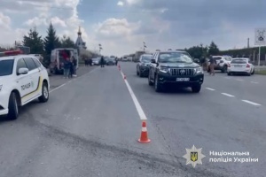 На Прикарпатті автомобіль зіткнувся з маршруткою, є загиблий і постраждалі