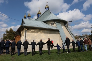 «Сербен» біля храму