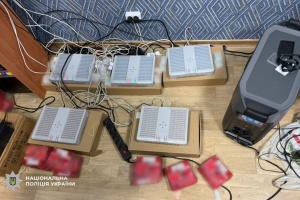 Поліція викрила угруповання, яке організувало ботоферму для вимагання «криптоборгів»