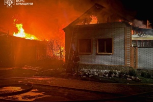 Рятувальники показали, як під загрозою повторних ударів РФ ліквідували пожежу в Шостці