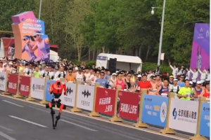 У Пекіні під час півмарафону деякі роботи-гуманоїди обігнали людей