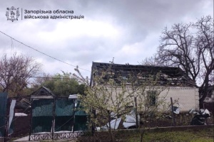 Росіяни вдарили по житловому кварталу у Запоріжжі, поранена жінка