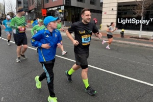 Blessé lors de la frappe russe sur Vinnytsia, un jeune Ukrainien court le marathon de Boston 