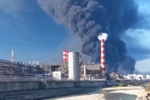 Generalstab bestätigt Angriff auf Raffinerie in Tuapse, zwei Landungsschiffe und Öldepots der Russen