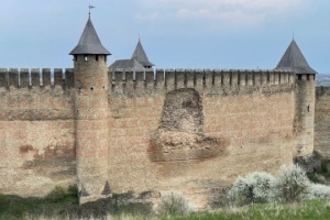 У Хотинській фортеці назвали ймовірні причини часткового обвалу стіни 