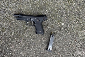 У Києві затримали чоловіка, який ходив вулицею з пістолетом