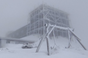 На горі Піп Іван у Карпатах 8 градусів морозу і сніг