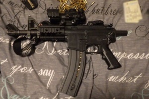 У Києві затримали чоловіка, який ходив по житловому комплексу з автоматом